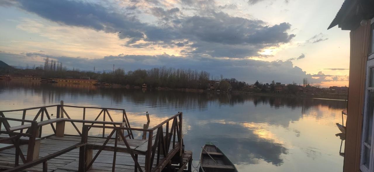 Lakeside Homestay Srinagar Exteriör bild