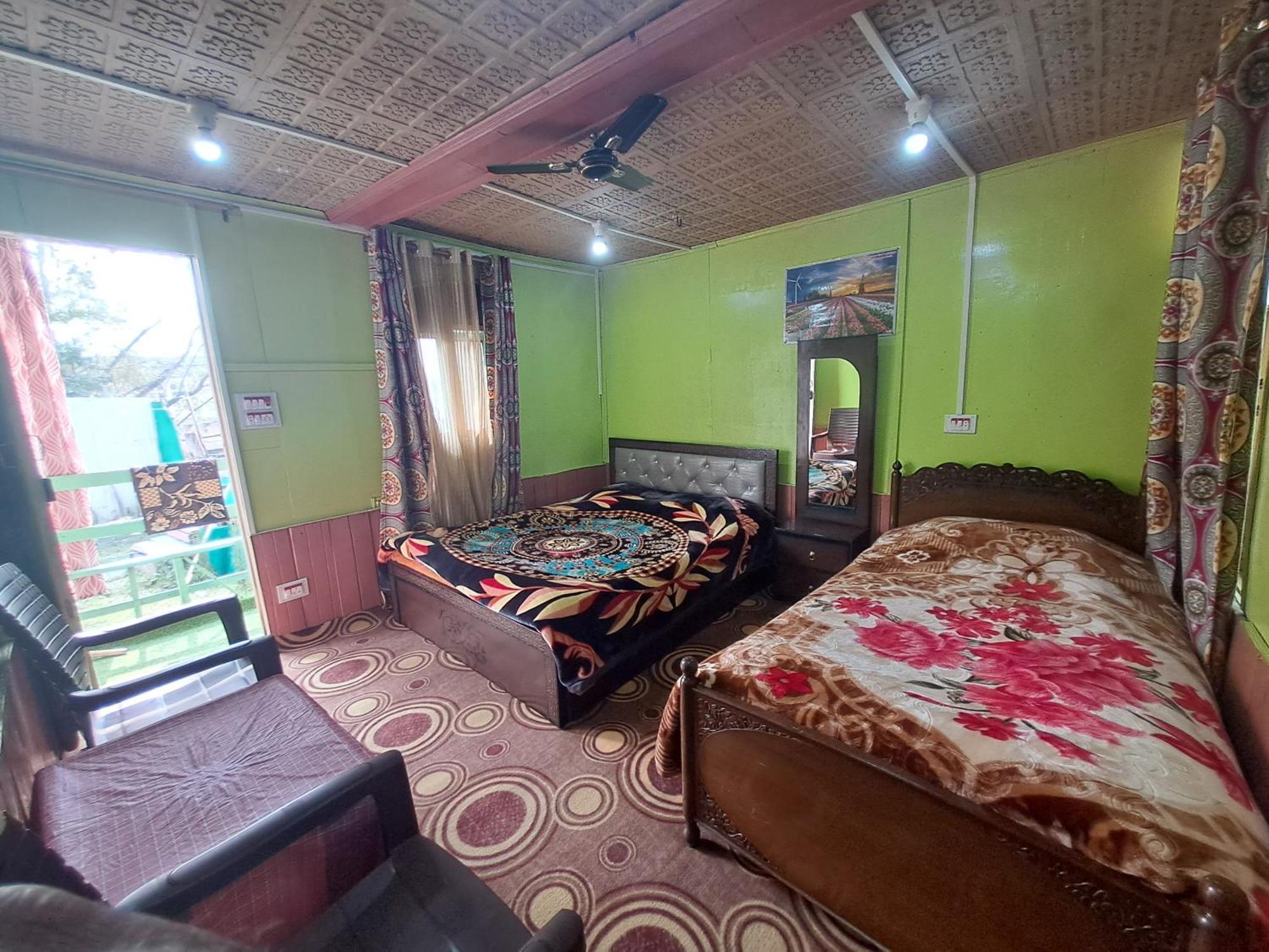 Lakeside Homestay Srinagar Exteriör bild