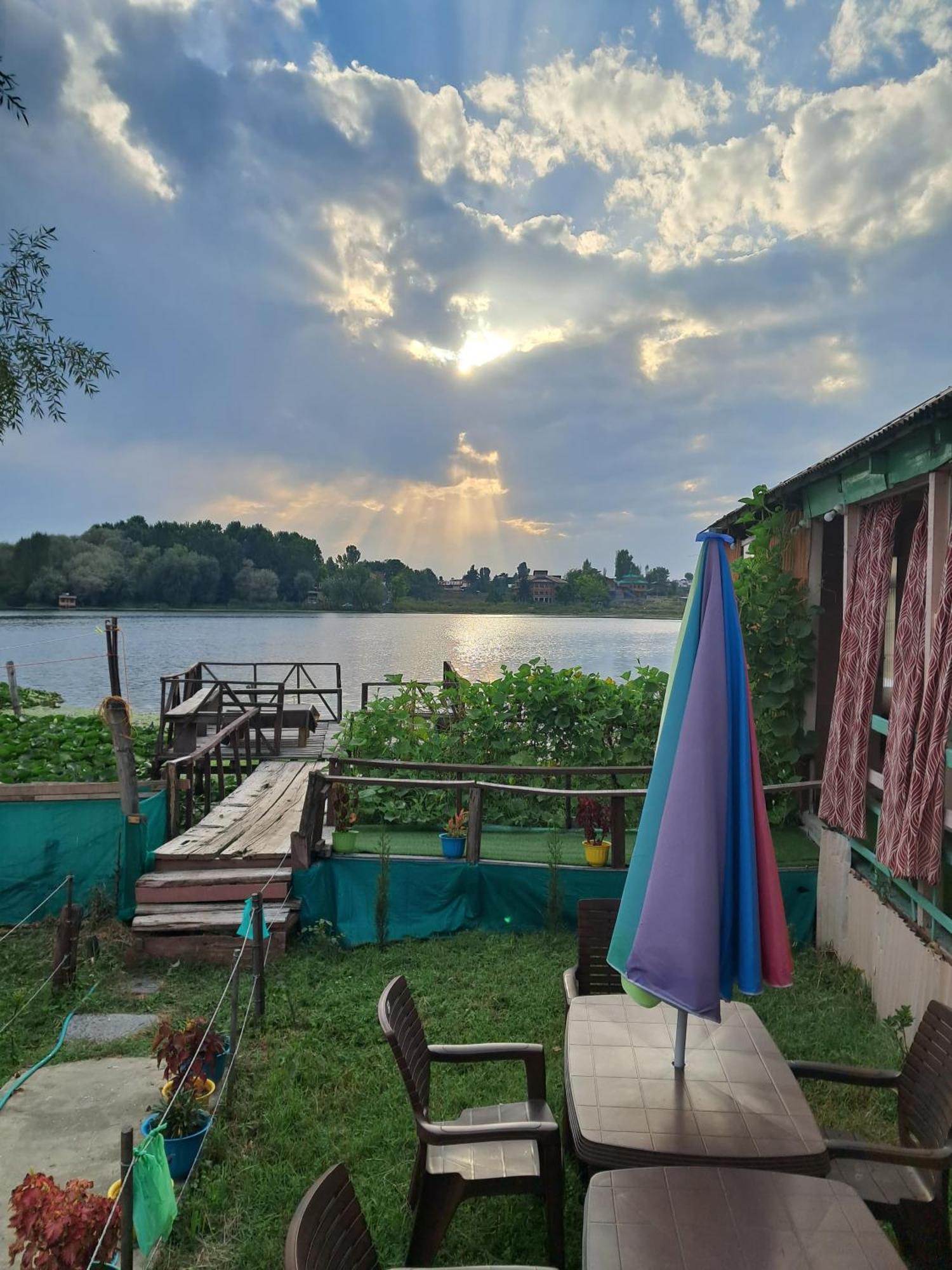 Lakeside Homestay Srinagar Exteriör bild