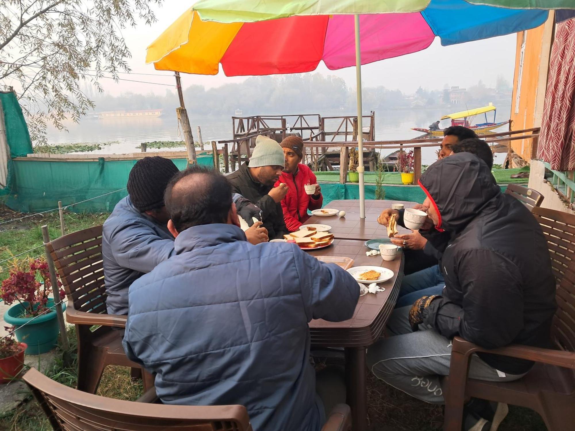 Lakeside Homestay Srinagar Exteriör bild